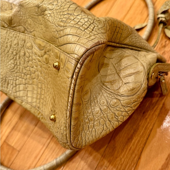 Shoulder bag, light green 
Just little wear on bottom corners 
Dimensions 10x13 - Picture 4 of 4